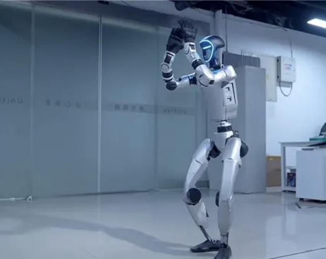 不只会扭秧歌，还能丝滑跳街舞，宇树机器人升级迭代「进化」神速。（宇树科技官网）