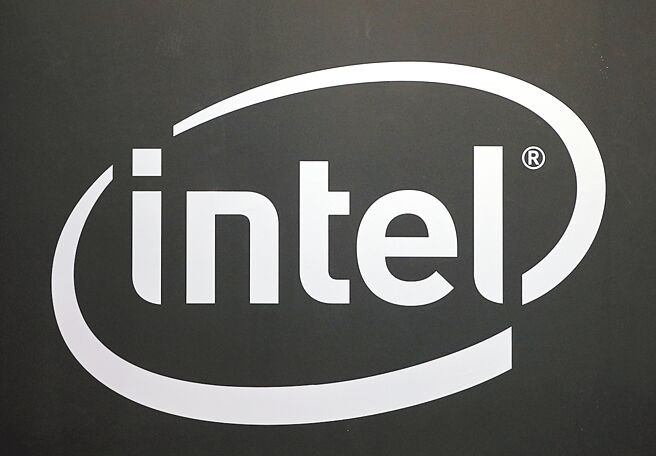 英特尔2024年股价大跌约60％，原因是前执行长基辛格（Pat Gelsinger）主导的制造扩张计画疯狂烧钱，严重影响该公司现金流，最终导致英特尔裁减全球约15％人力。图／美联社