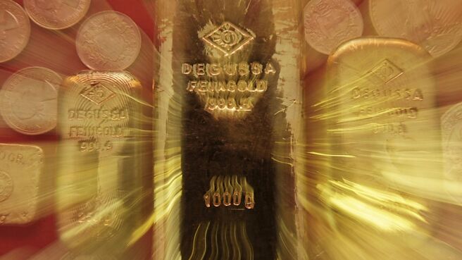 金价开年屡创新高，大陆多家银行金条销售火热，新春推出的生肖金、贺岁金、黄金压岁钱等贺岁产品同样受到热捧。近期已有多家银行对黄金积存业务做出调整。图／美联社