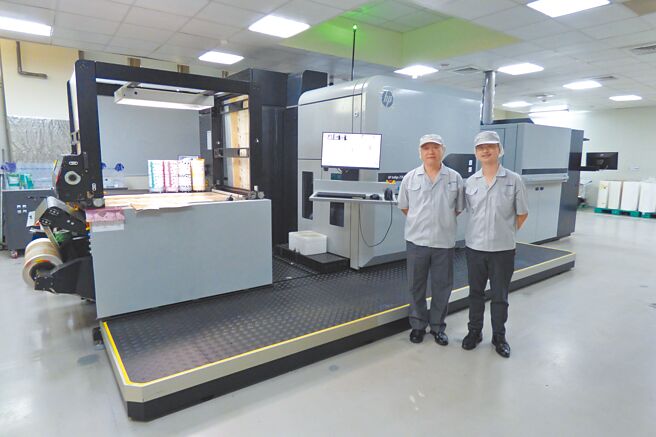 台湾积层总经理陈界中（左）与副总施黄清（右）一致表示，台湾积层备受国内外客户信赖，并指定由该公司生产绿色包装包材。图／台湾积层提供