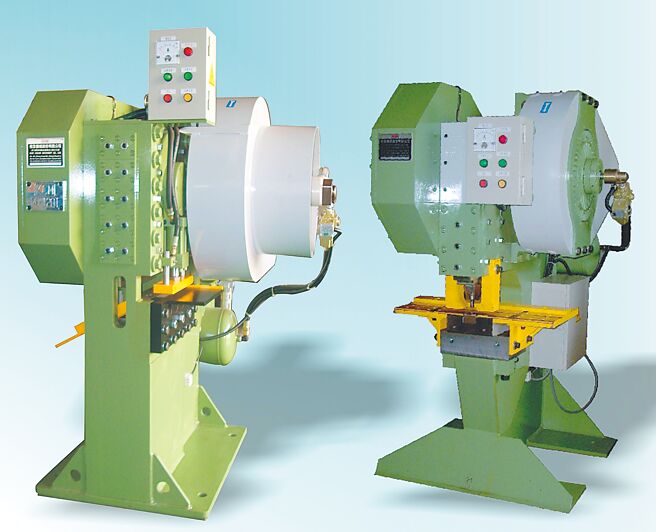 桂全「宽面扁铁切断机」（左）与「钢板冲孔机」（右）可广泛运用于宽面钢、铁板、铜板等精密切断加工与冲孔作业。图／陈仁义