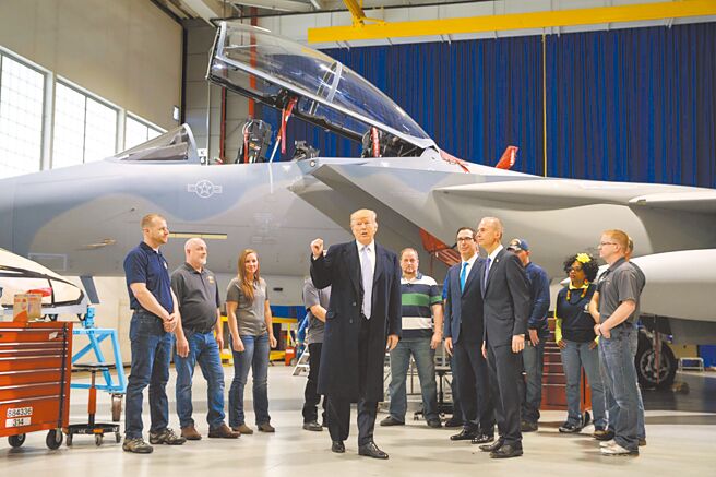 川普2.0想要台灣買什麼武器，目前還不明朗。圖為川普2018年參觀波音公司的戰鬥機。（美聯社）