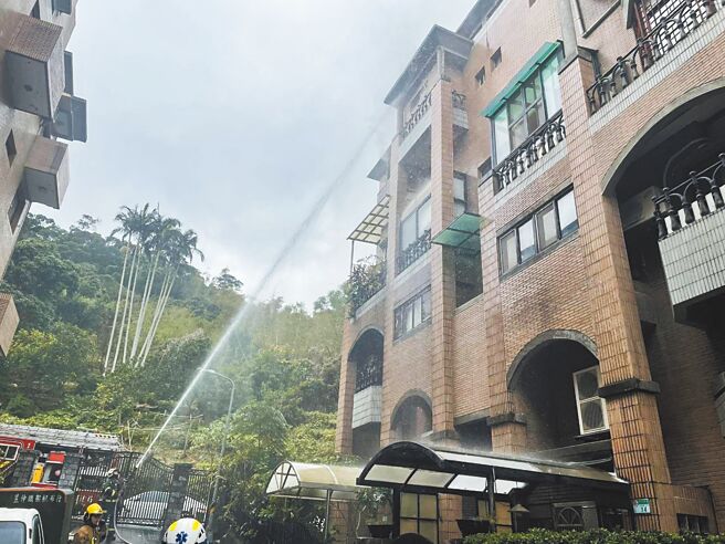 台北市德行東路一處民宅16日發生火警，1家3口送醫，8歲男童一度沒生命跡象，經搶救後恢復意識。（民眾提供／李文正台北傳真）