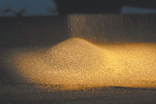 乌克兰准备以稀土资源换取美国对乌的安全保障，美国财政部长贝森特（Scott Bessent）12日提交一份由美方草拟的关键矿产协议，不过乌克兰总统泽伦斯基并未在双方协商中签署协议。此为示意图。（美联社）