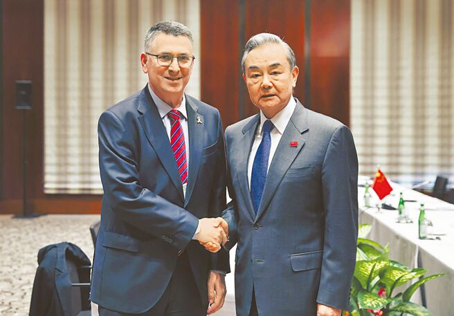 中國外交部長王毅（右）當地時間15日出席慕尼黑安全會議之餘，密集會晤烏克蘭、以色列和北約外長與多國政要。（新華社）