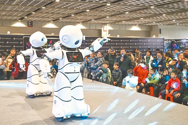 近日全球多家AI大模型廠商紛紛宣布免費開放服務，引發行業關注。圖為在南京國際展覽中心舉辦AI智慧機器人展。（中新社）