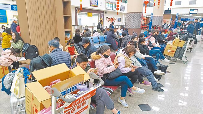 金門16日上午受濃霧影響，海空交通大亂，船運航班全停，400多名旅客無奈在碼頭等候，接近中午才逐漸恢復正常。（民眾提供／于家麒金門傳真）