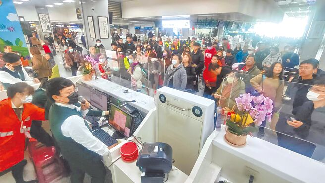 金門16日上午受濃霧影響，海空交通大亂，台金班機取消9航班，600多名旅客被迫滯留機場，接近中午才逐漸恢復正常。（民眾提供／于家麒金門傳真）