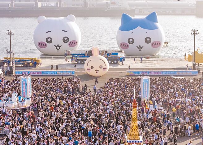 2025高雄冬日遊樂園昨日閉幕典禮，3隻吉伊卡哇大型IP同時返回17號碼頭跟大家道別，現場湧入大批「吉粉」搶拍最後畫面。（高市府觀光局提供／紀爰高雄傳真）