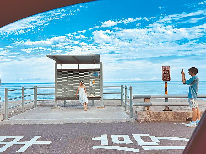 台東縣太麻里鄉多良火車站下方公車候車亭，擁有海天一色美景，被譽為最美候車亭。（林豐傑提供／蔡旻妤台東傳真）
