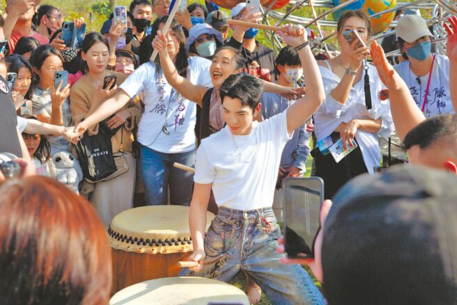蕭敬騰16日在代言活動上打鼓，並與現場粉絲互動。（雅聞提供）