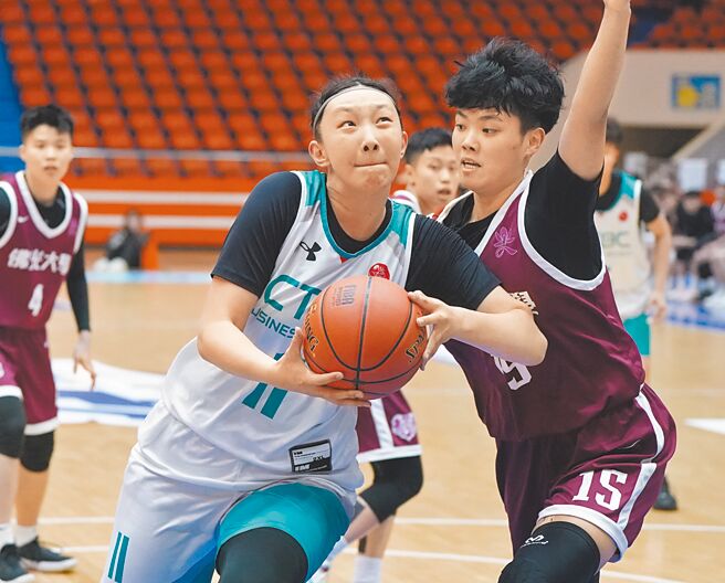 中信學院趙云楓（左）16日攻下全場最高21分，另抓18籃板。（大專體總提供）