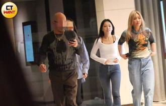 直擊》A-Lin尾牙伸手找人「聞香」 愛徒琟娜表情很微妙