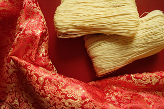 公司亏6000万 年终每人发1包长寿麵 老板却开新奥迪