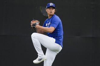 MLB》大谷幽默模仿野茂「龍捲風投球」  惹笑全場