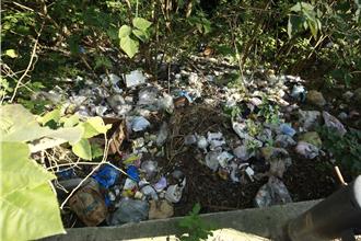 苗栗男尖东产业道路乱丢废弃物 警循发票追查逮人