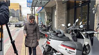 柯承发告别式时间未确定  柯美兰1原因「拄拐杖」现身