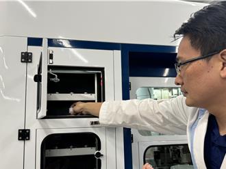 奇美引進首台國產「智能化療調配機器手臂」 助減少1／3人力