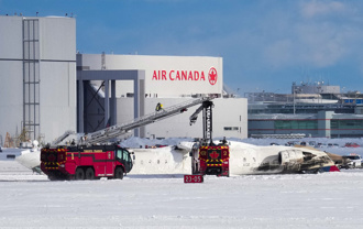 影》美客機墜地爆出火球瞬間曝！機場妖風釀「倒頭栽」？