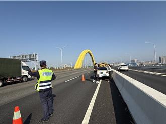 险象环生！台74线车辆抛锚无路肩 交通警察中队长及时救援