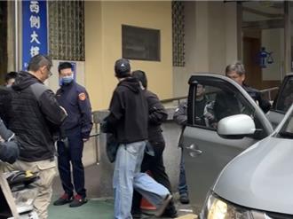 涉逃兵還怕曝光！警帶王大陸「快閃」偵查大樓   他撇頭躲鏡頭