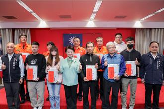 表揚台中新光三越氣爆救援英雄 盧秀燕讚：台灣最美風景