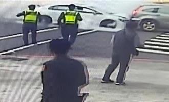 高雄男開車暈眩追撞前車狂燒胎 勇警提滅火器戒備救援