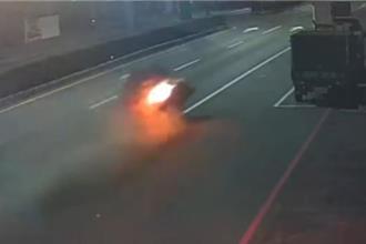 疑回收物接触排气管引火势　凤山6旬回收伯机车剩骨架