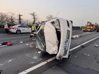國1豐原段7車連環撞 休旅車側翻！2人命危多人傷