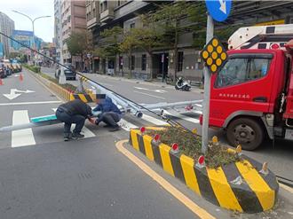 三重吊杆车撞倒号志杆 交通一度受阻！最高恐罚1.8万元