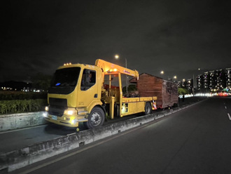 拖吊车拖小木屋撞弯灯杆 新店网友笑称「最强钉子户」