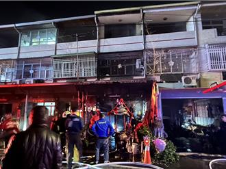 嘉義宮廟火災！外籍看護救出4歲童 5歲男童遭掉落木頭壓住身亡