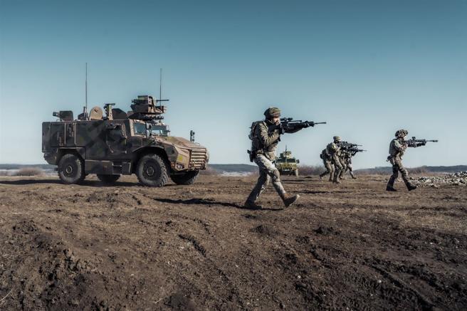 法軍官兵偕同車輛進行推進，遂行「堅定標槍25」演訓課目。（取自法國參謀本部「X」帳號）
