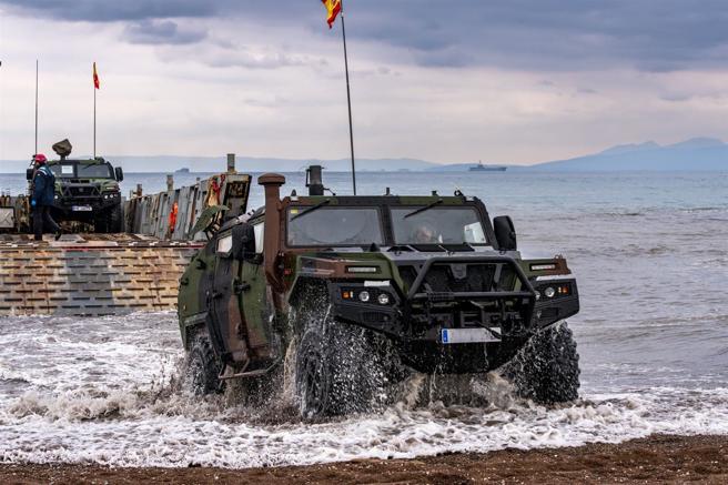 西軍車輛自機械登陸艇中駛出，以兩棲行動向盟軍進行支援。（取自西班牙參謀本部「X」帳號）