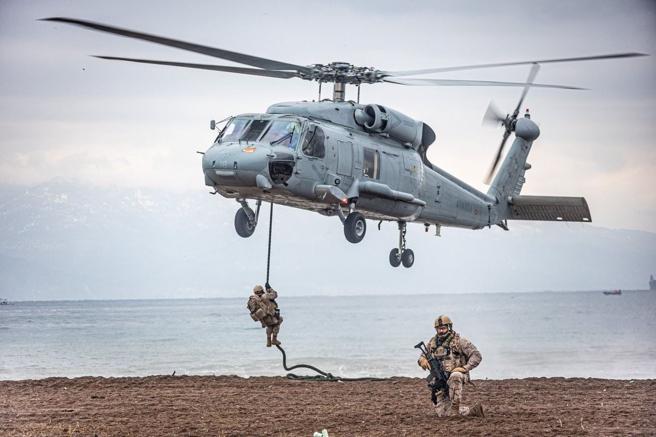 西班牙官兵在灘頭操作繩降課目，發揚快速空中突擊戰力。（取自西班牙參謀本部「X」帳號）