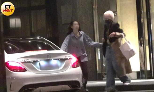 A-Lin在星级饭店Lobby忙变装。（图／本刊摄影组）