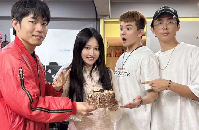 百万YouTuber团体「反骨男孩」前成员艾瑞丝（左二），去年4月合约到期后离开团队。（图／艾瑞丝提供）