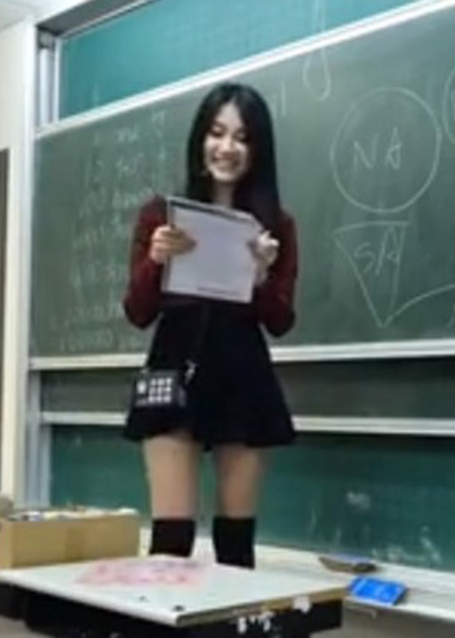 艾瑞丝曾是台北市大同高中的实习英文老师。（图／翻摄自艾瑞丝脸书）  