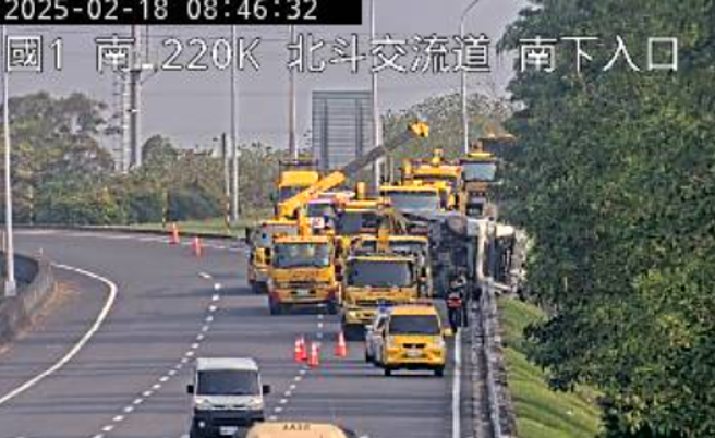 国1南北斗交流道18日上午车祸，1辆联结车撞护栏翻覆。（翻摄高速公路1968）
