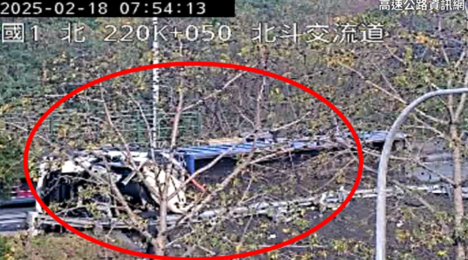 联结车撞护栏翻覆。（翻摄高速公路1968）