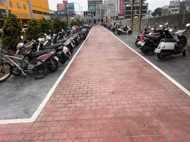 苗栗大规模铺设人行道，保障行人安全，近年逐渐看到成效。（翻摄苗栗县政府交通工务处脸书）