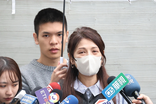 父亲过世后，林叶亭曾面对镜头哭成泪人儿。（图／中时资料照）