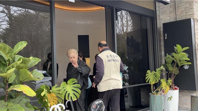 前民眾党主席柯文哲父亲柯承发病逝，18日上午柯妈何瑞英在亲友搀扶下现身。（王惠慧摄）