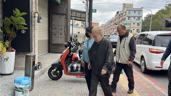 前民眾党主席柯文哲父亲柯承发病逝，18日上午柯妈何瑞英在亲友搀扶下现身。（王惠慧摄）