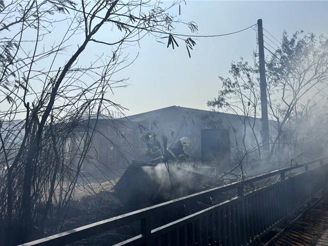 金門近期天氣乾燥，加上強烈東北季風侵襲，極易發生「火燒鋪」意外，昨天單日就發生了5起田野火警，讓消防人員疲於奔命。(圖／金門縣消防局提供)