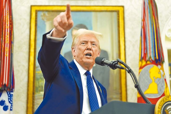 川普重返白宫后，一言一行都牵动世界政经局势，成为全球最吸睛的男人。（美联社）