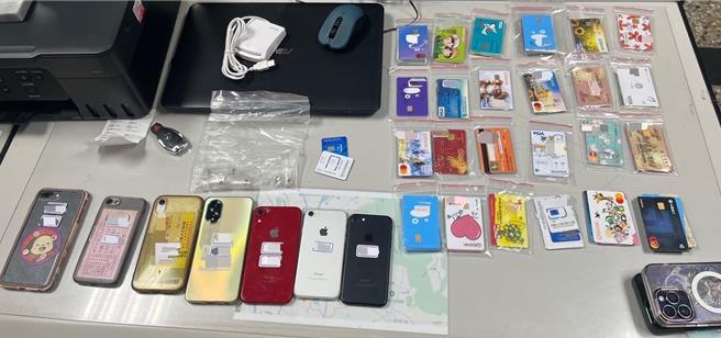 警方在現場起獲二級毒品依托咪酯菸彈、金融提款卡及多支智慧型手機等證物。（警方提供／林雅惠高雄傳真）
