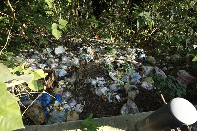 2025年1月18日苗栗县／苗栗县头份市尖东产业道路沿线近日惊见大量垃圾被弃置，包括废弃家具、马桶、木板、家庭垃圾及床垫等物品，环境遭严重破坏。警方接获报案后迅速介入调查，成功锁定涉案男子，并依法送交环保局裁罚。（吕丽甄摄）