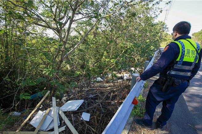 2025年1月18日苗栗县／苗栗县头份市尖东产业道路沿线近日惊见大量垃圾被弃置，包括废弃家具、马桶、木板、家庭垃圾及床垫等物品，环境遭严重破坏。警方接获报案后迅速介入调查，成功锁定涉案男子，并依法送交环保局裁罚。（吕丽甄摄）