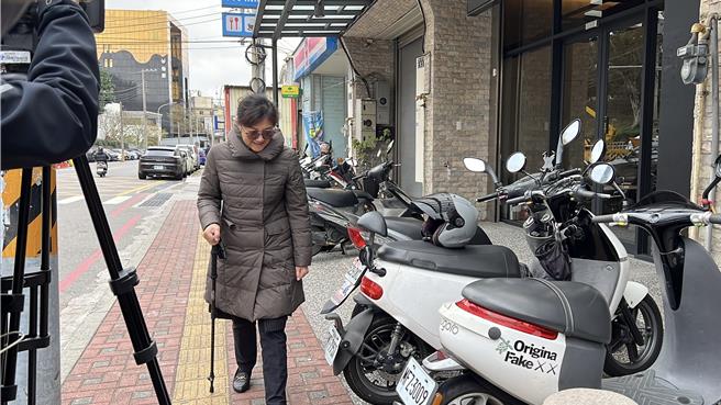 前民眾黨主席柯文哲父親柯承發病逝，18日上午柯文哲妹妹柯美蘭拄著拐杖現身。（王惠慧攝）